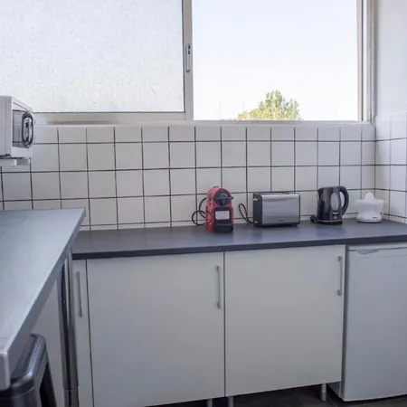 Pensionat Individual Bedroom Near Metro, In A Quiet Shared Appt Oporto